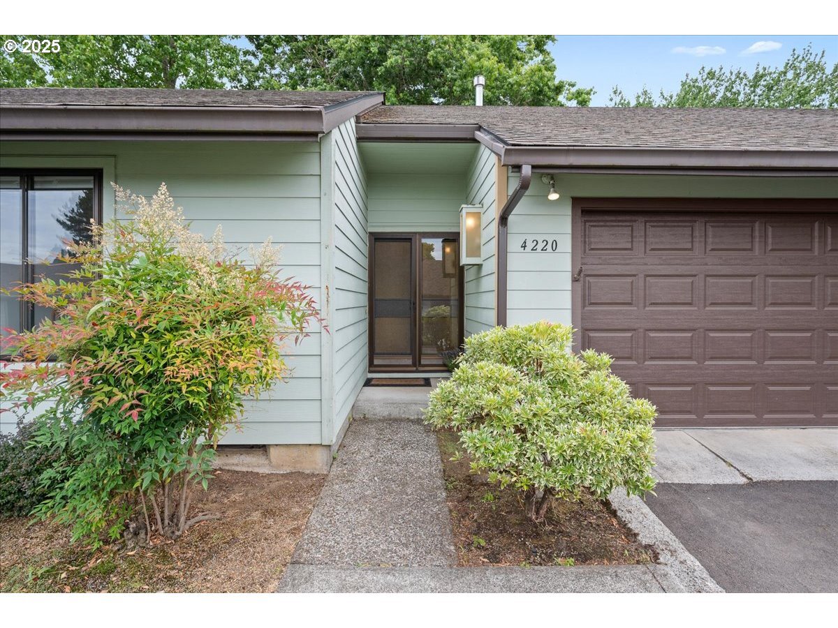 Property Photo: 4220 NE 125th Pl OR 97230