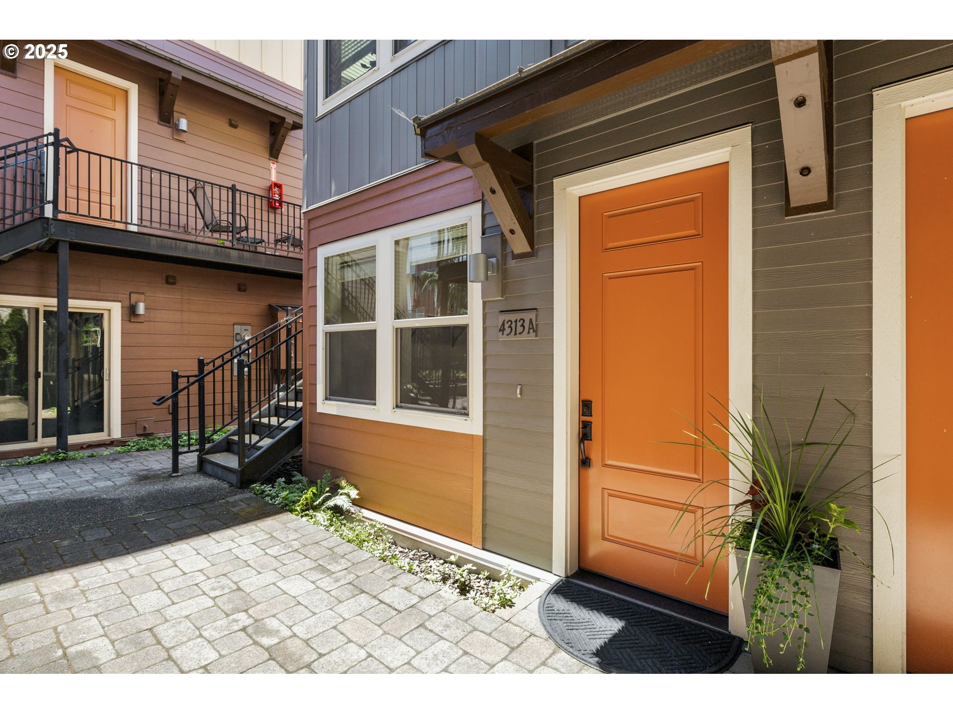 Property Photo: 4313 SE Division St A OR 97206
