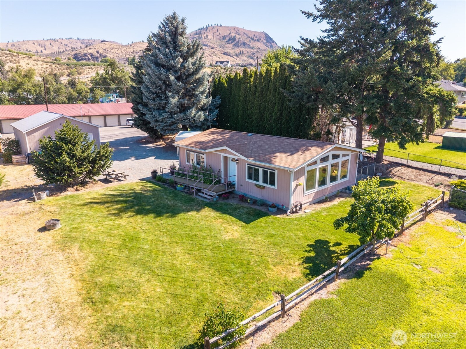 Property Photo: 804 E Wapato Avenue WA 98816