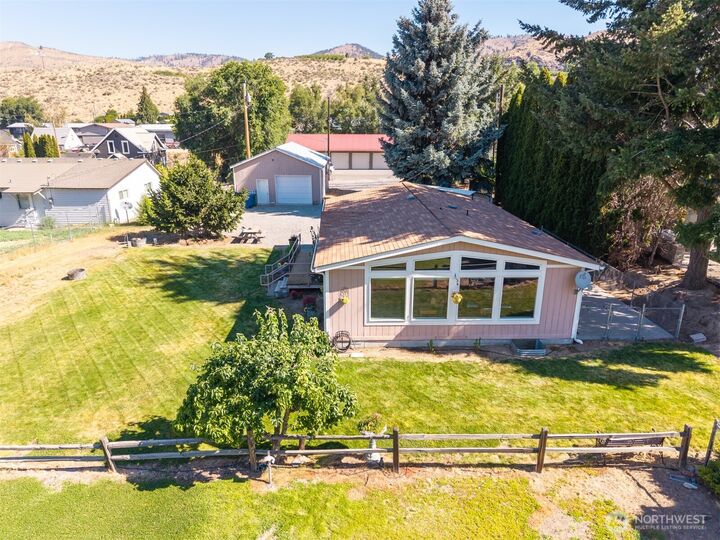 Property Photo:  804 E Wapato Avenue  WA 98816 