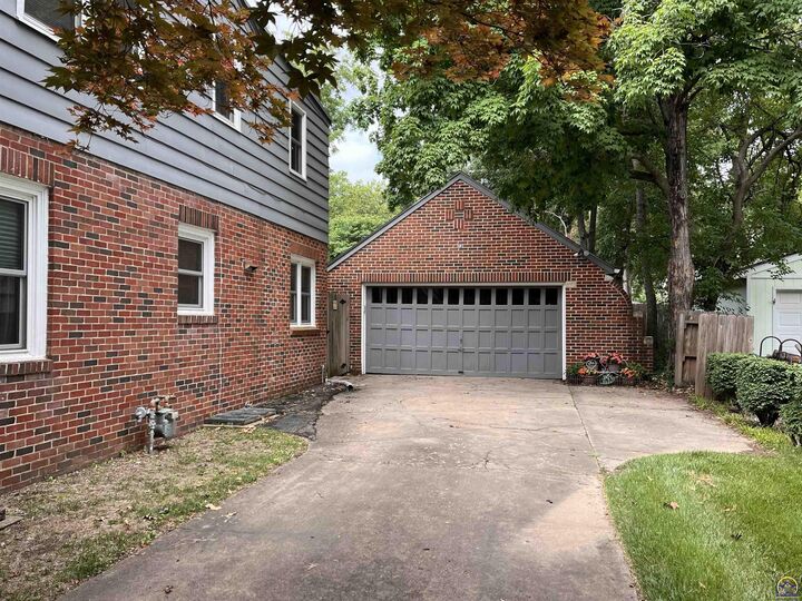 Property Photo:  2031 SW Oakley Ave  KS 66606 