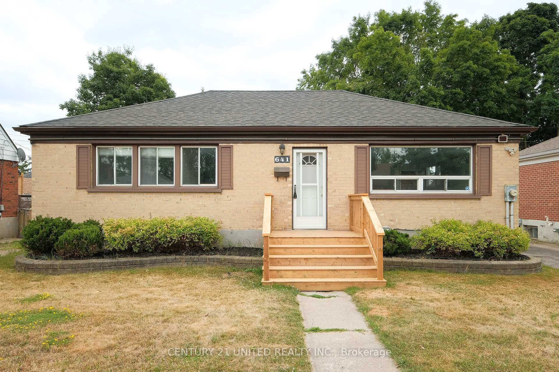Property Photo: 641 Bellaire Street ON K9J 3Y5