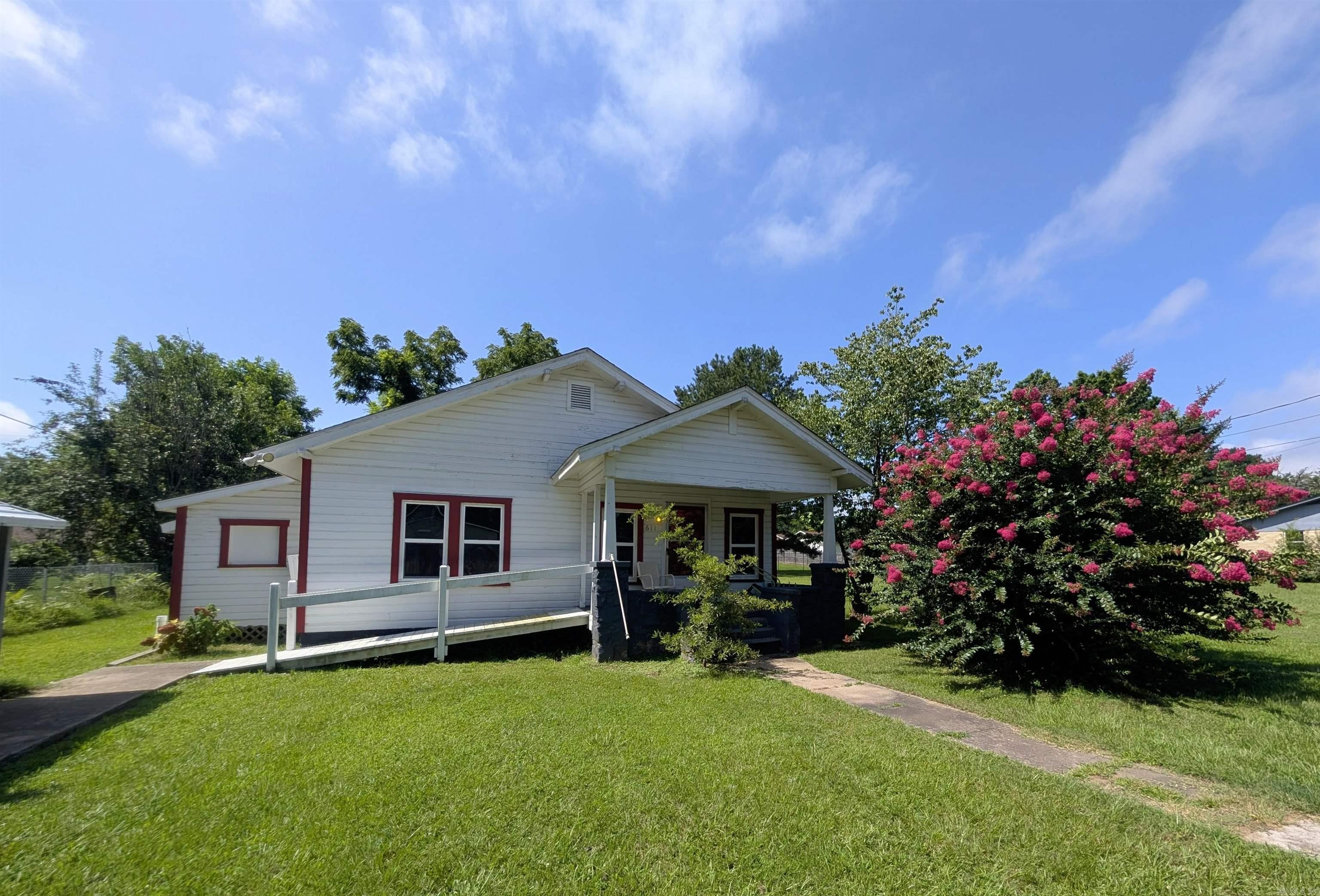 Property Photo:  611 Hornbeck  AR 71953 