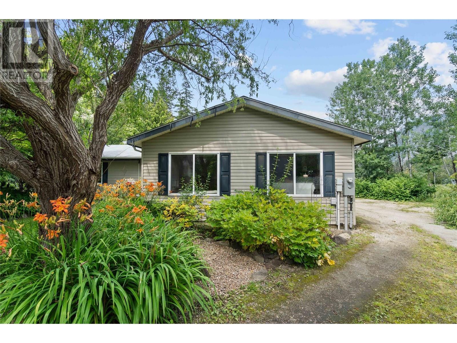 Photo de la propriété: 4421 73 Avenue Northeast BC V0E 1K0