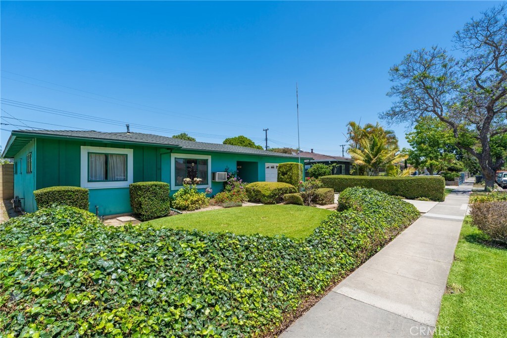 Property Photo: 2001 W Jan Way CA 92704