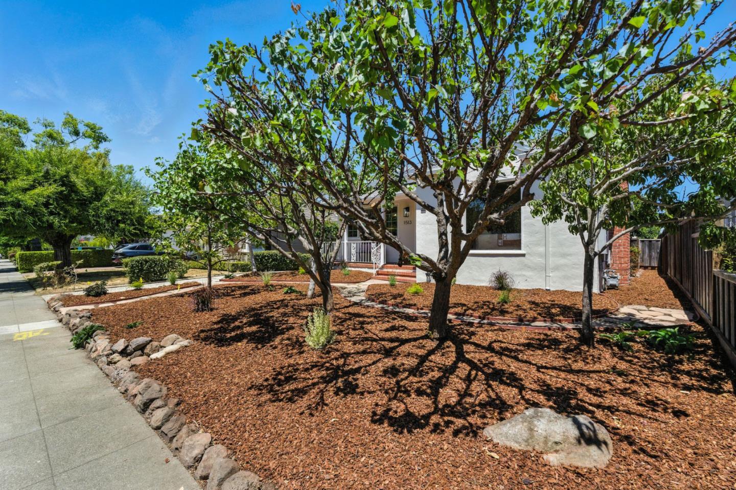 Property Photo: 1513 Oak Street CA 94402