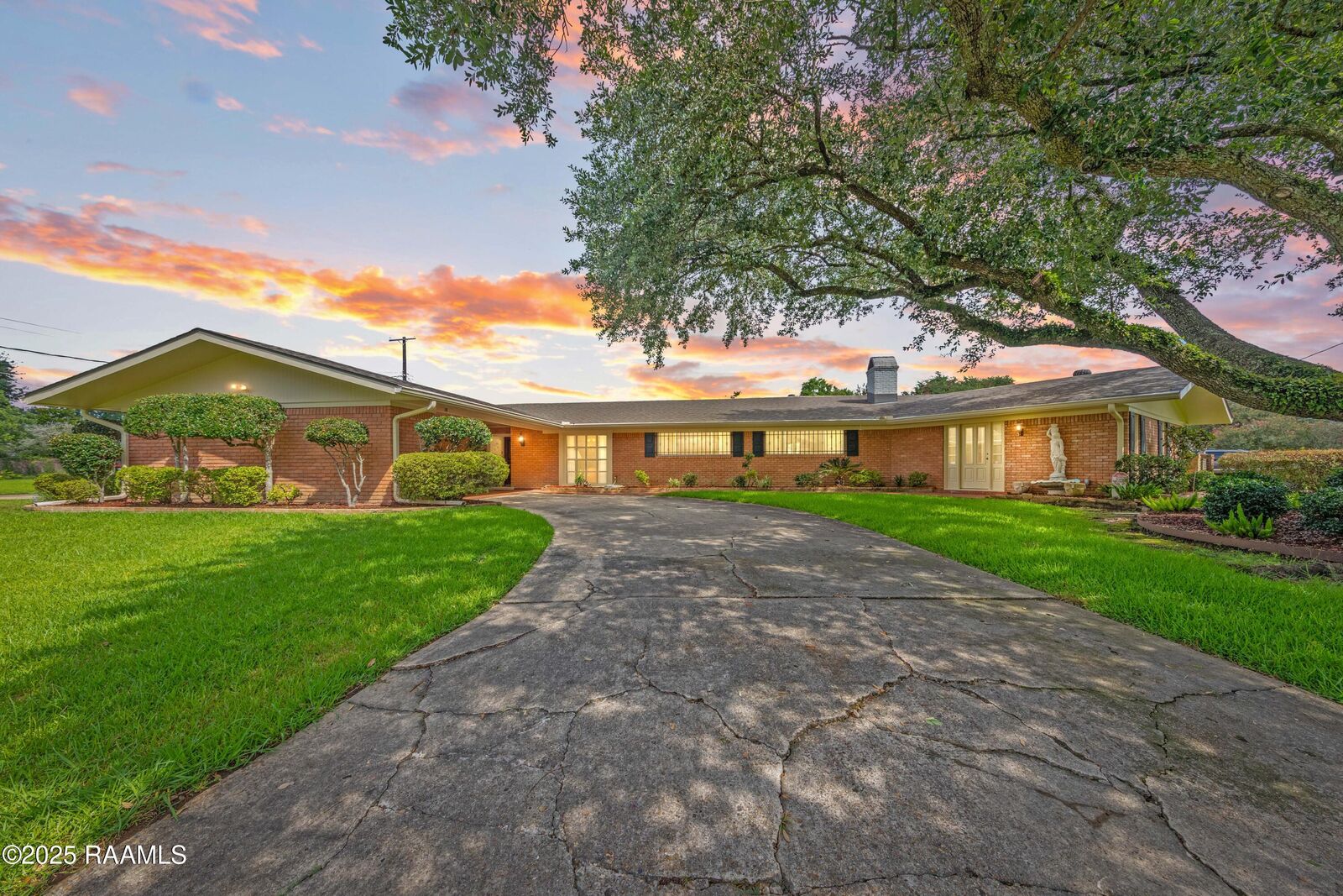 Property Photo:  209 Robert Drive  LA 70506 