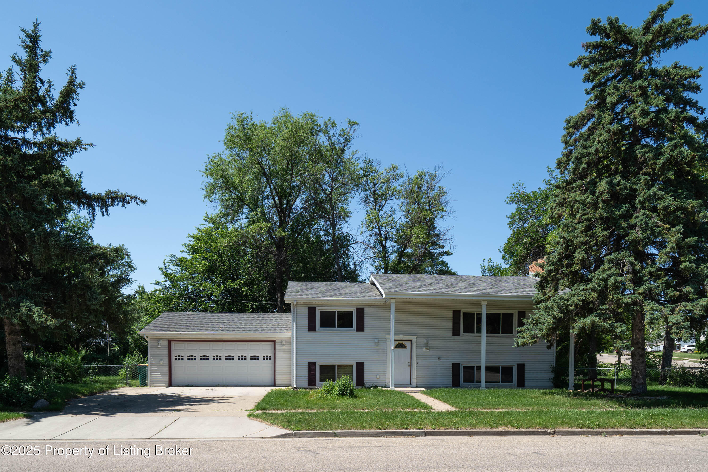 Property Photo:  1716 Thompson Street  ND 58501 
