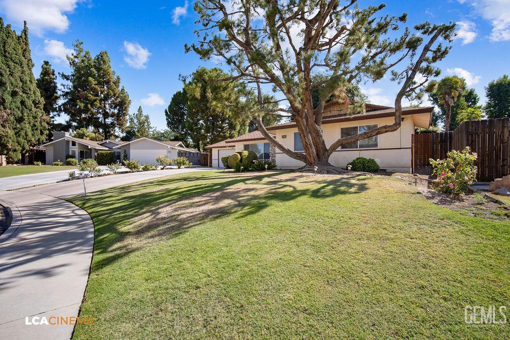 Property Photo: 1800 Weyburn Way CA 93309