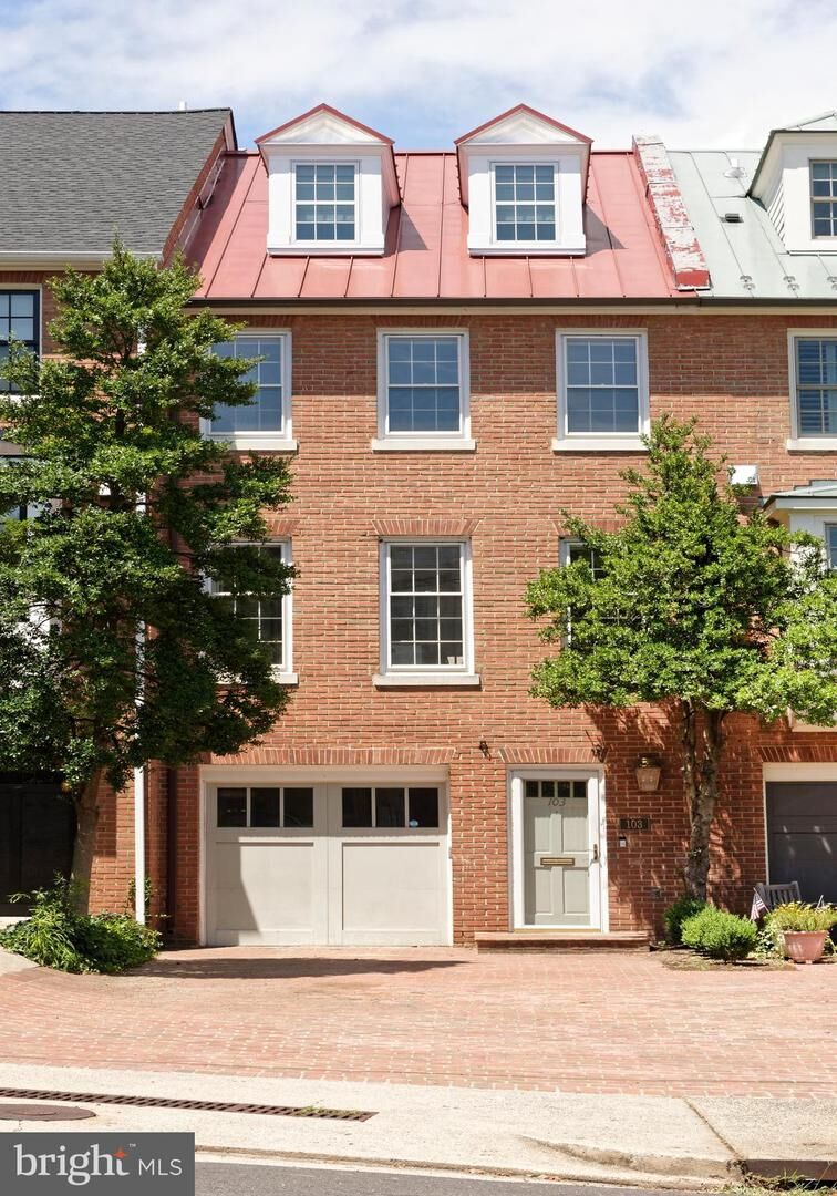Property Photo: 103 Franklin Street VA 22314