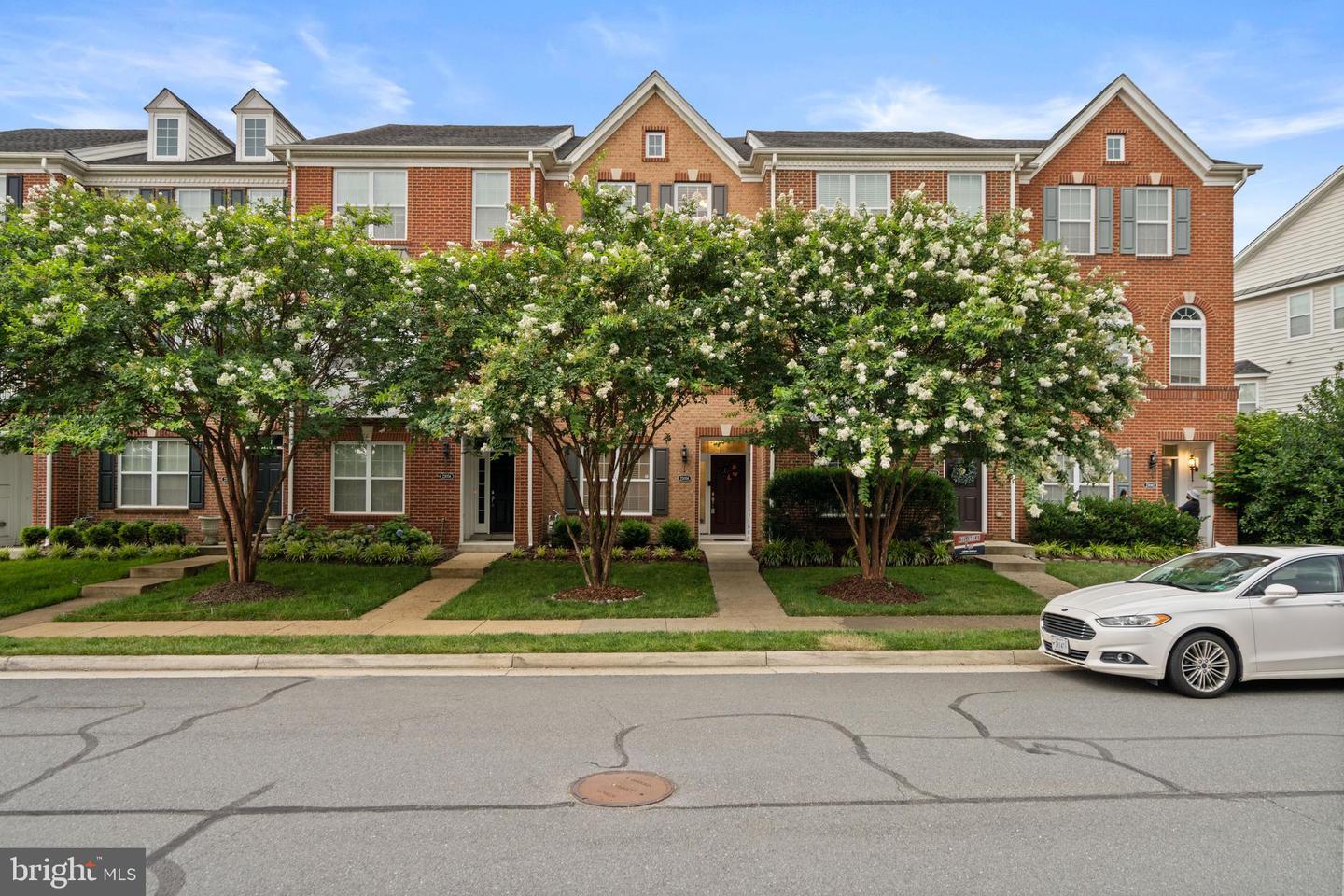 Property Photo: 23058 Weybridge Square VA 20148