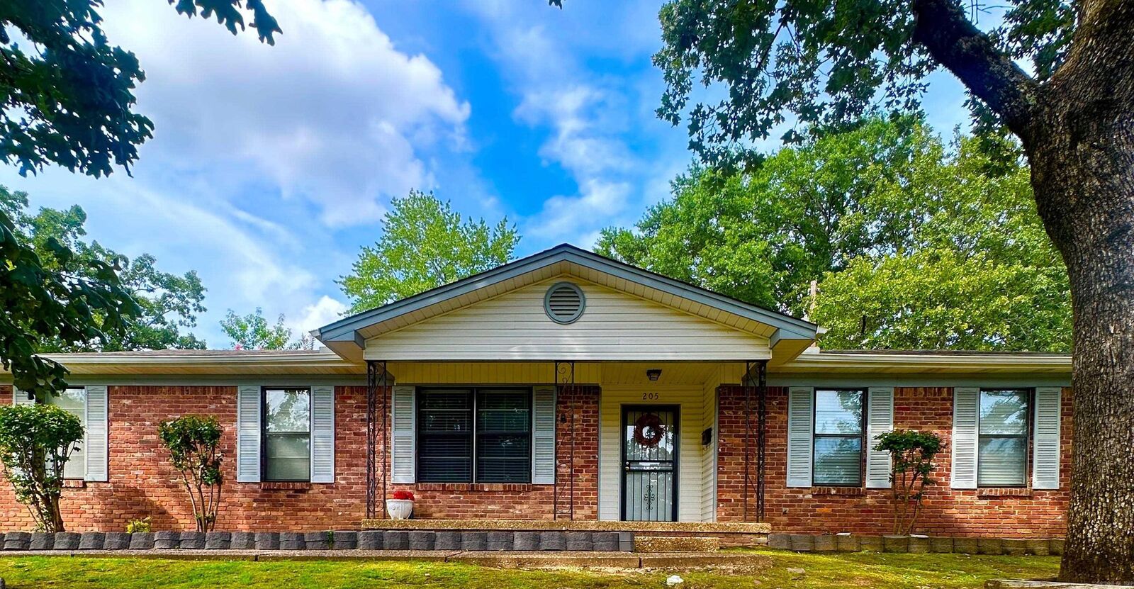 Property Photo: 205 Windhill Dr AR 72118