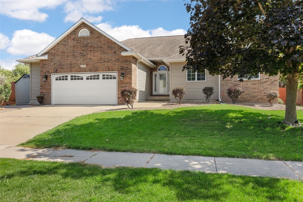 Property Photo: 1125 Saint Andrews Drive IA 52317