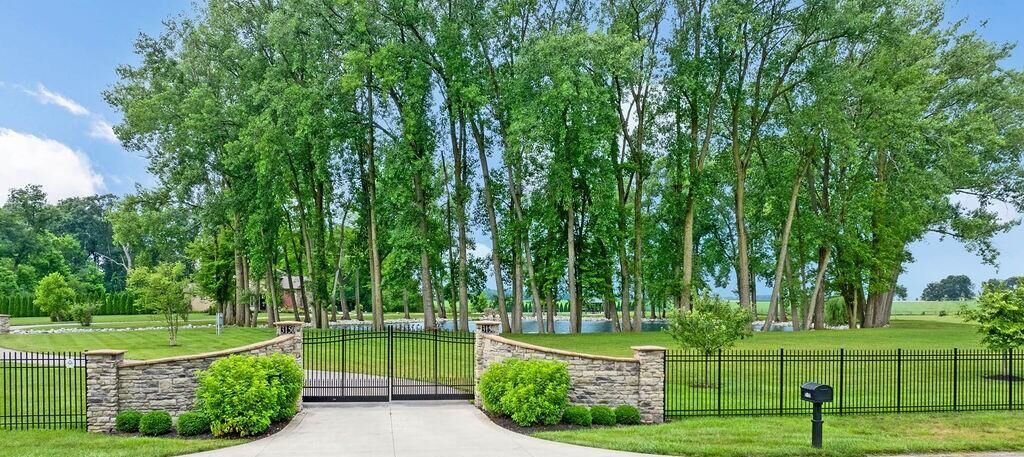Property Photo:  3150 Middle Pike  OH 43162 