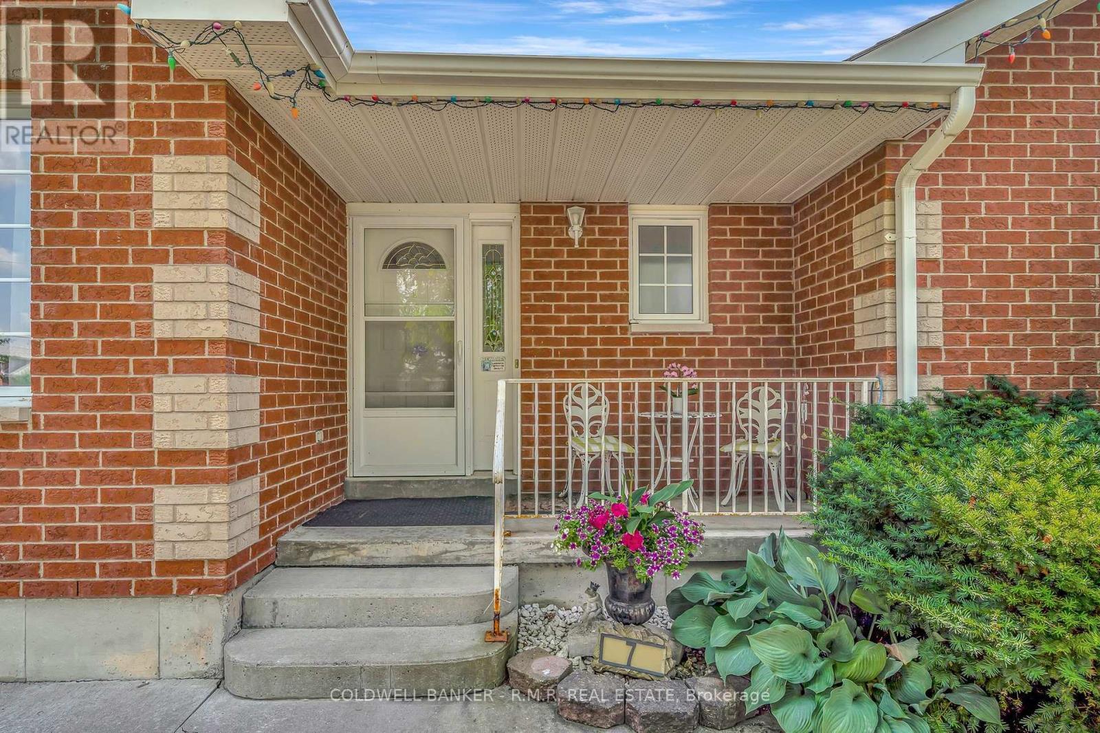 Photo de la propriété: 7 Eakins Crescent ON K9V 6H8