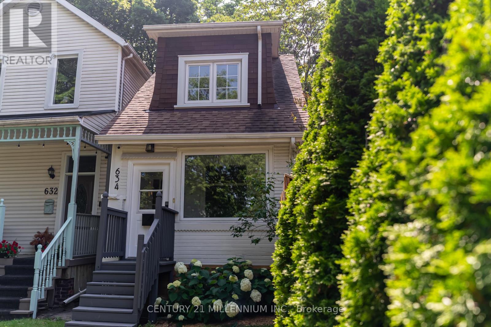 Property Photo:  634 Woodbine Avenue  ON M4E 2J1 
