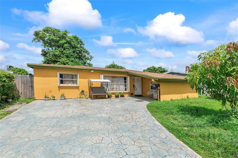 Property Photo: 2250 Island Dr FL 33023