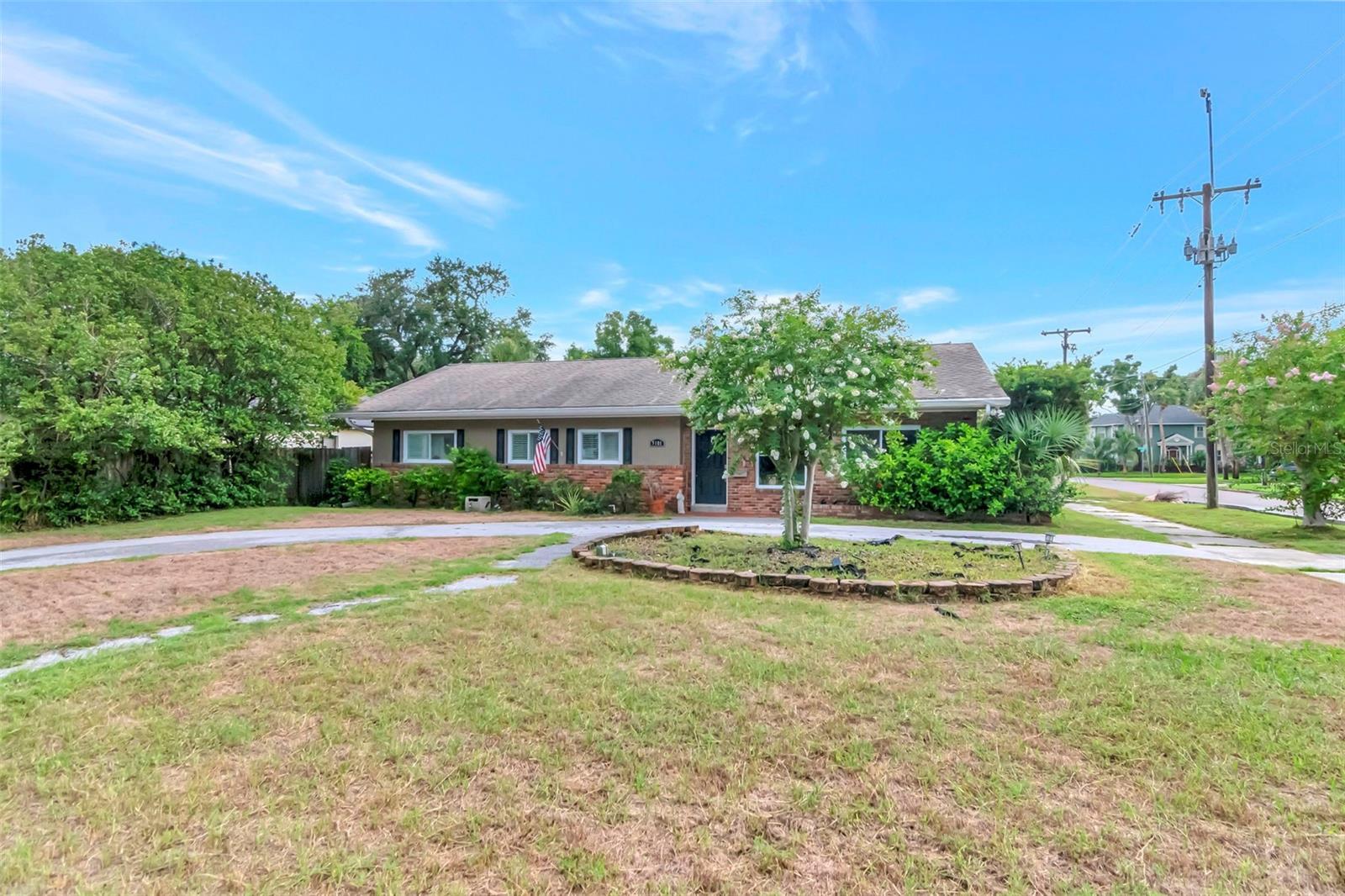 Property Photo: 5101 W Neptune Way FL 33609