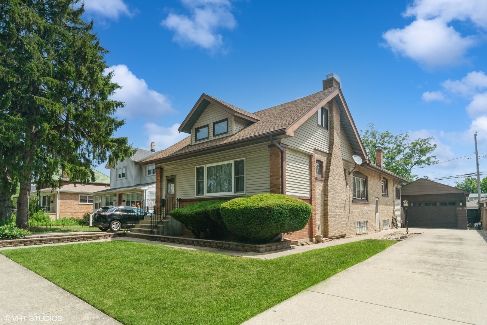 Property Photo: 6919 N Overhill Avenue IL 60631