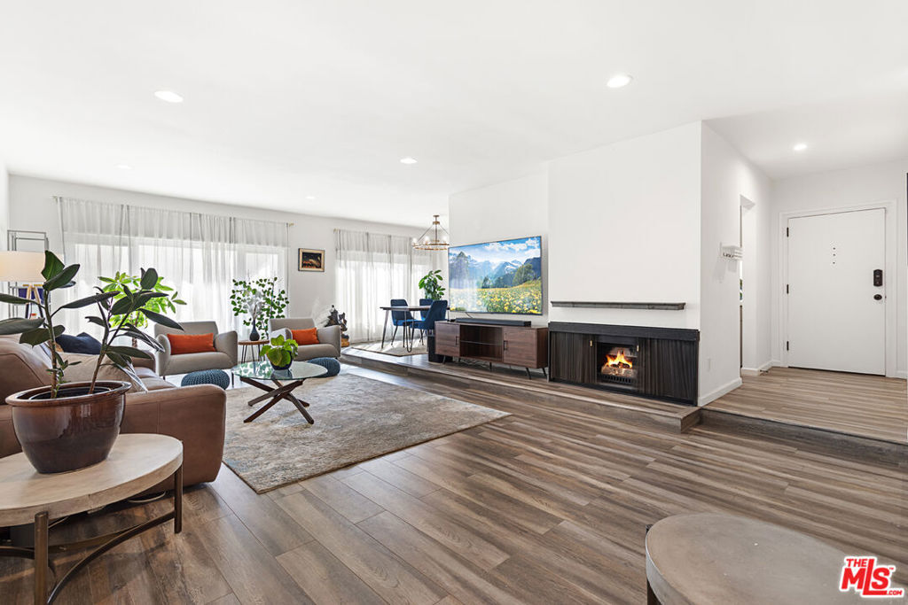 Property Photo: 11820 Mayfield Avenue 105 CA 90049
