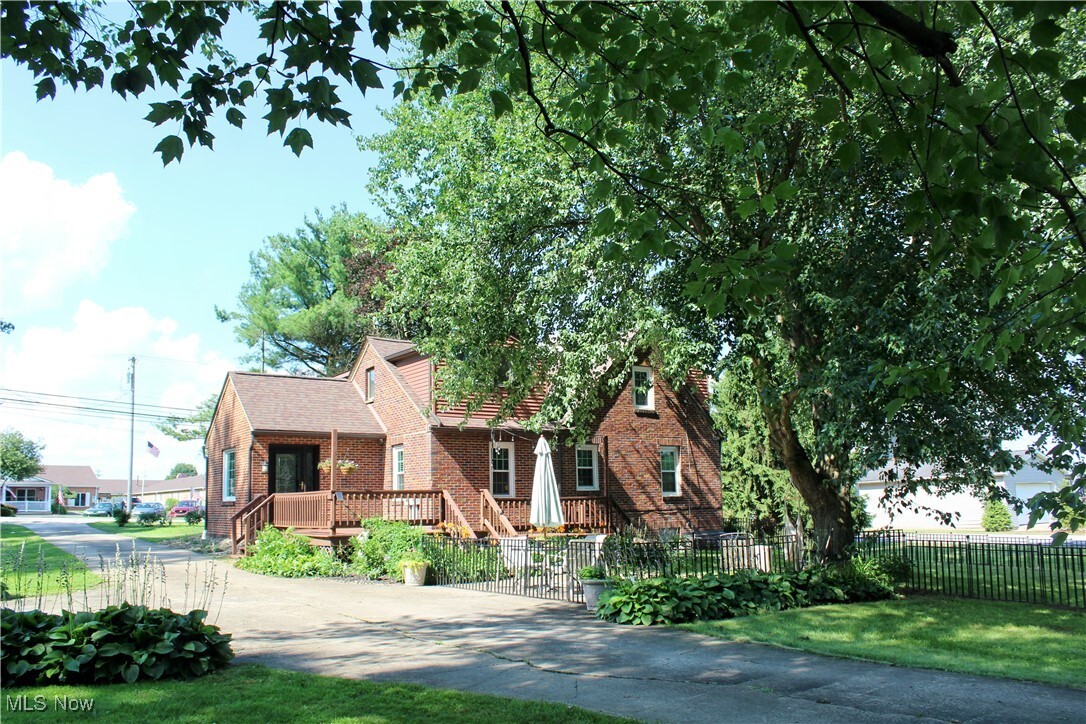 Property Photo: 929 E Park Avenue OH 44408