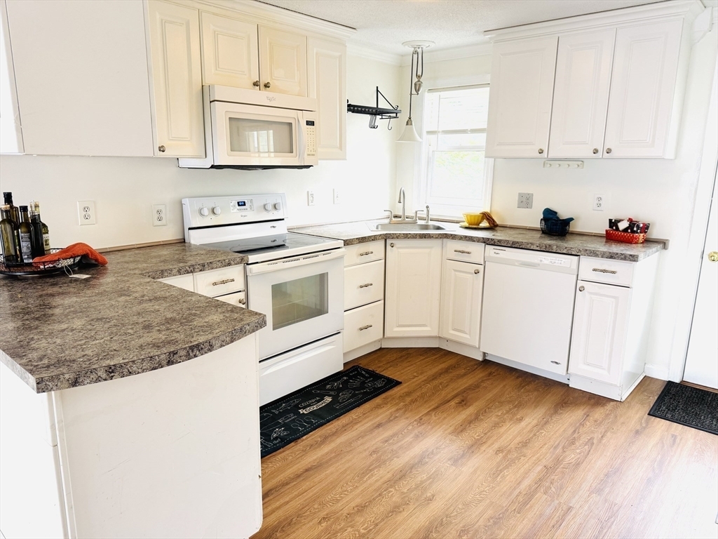 Property Photo:  11 W Bowers St 7  MA 01854 