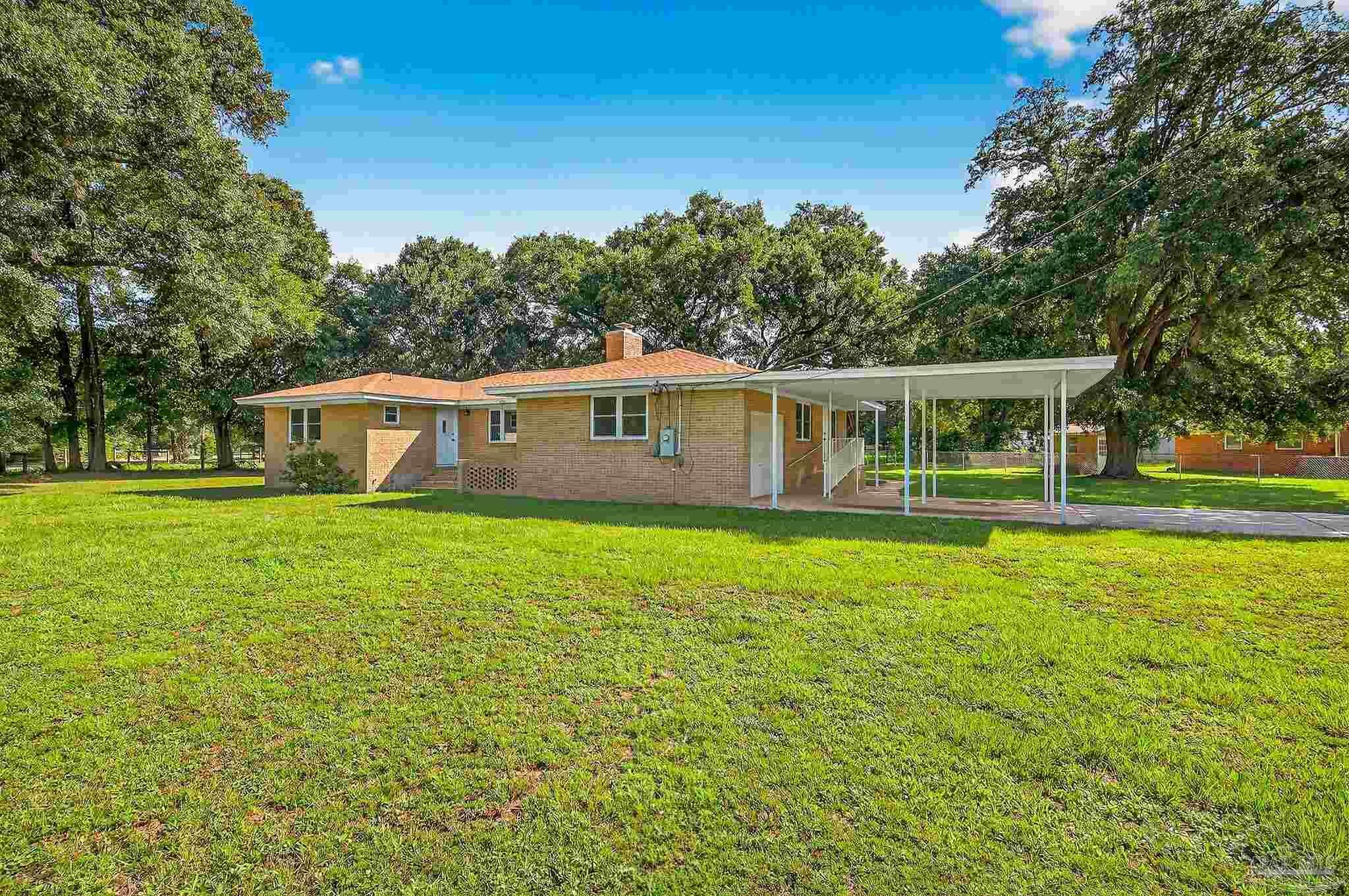 Property Photo: 4700 Anna Simpson Rd FL 32583