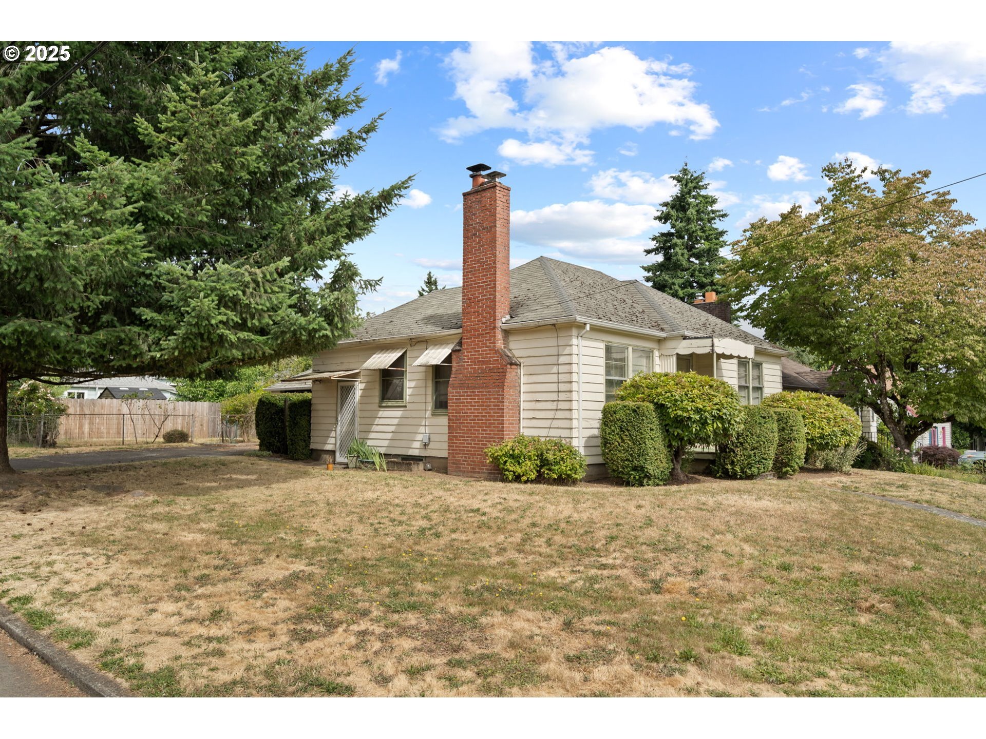 Property Photo: 4305 NE 77th Ave OR 97218