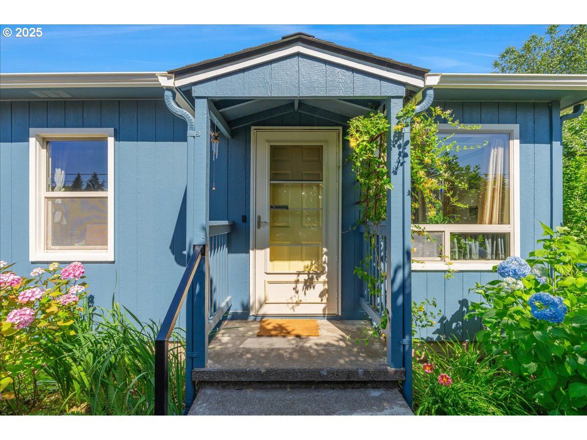 Property Photo: 432 SW Cedarwood Ave OR 97128
