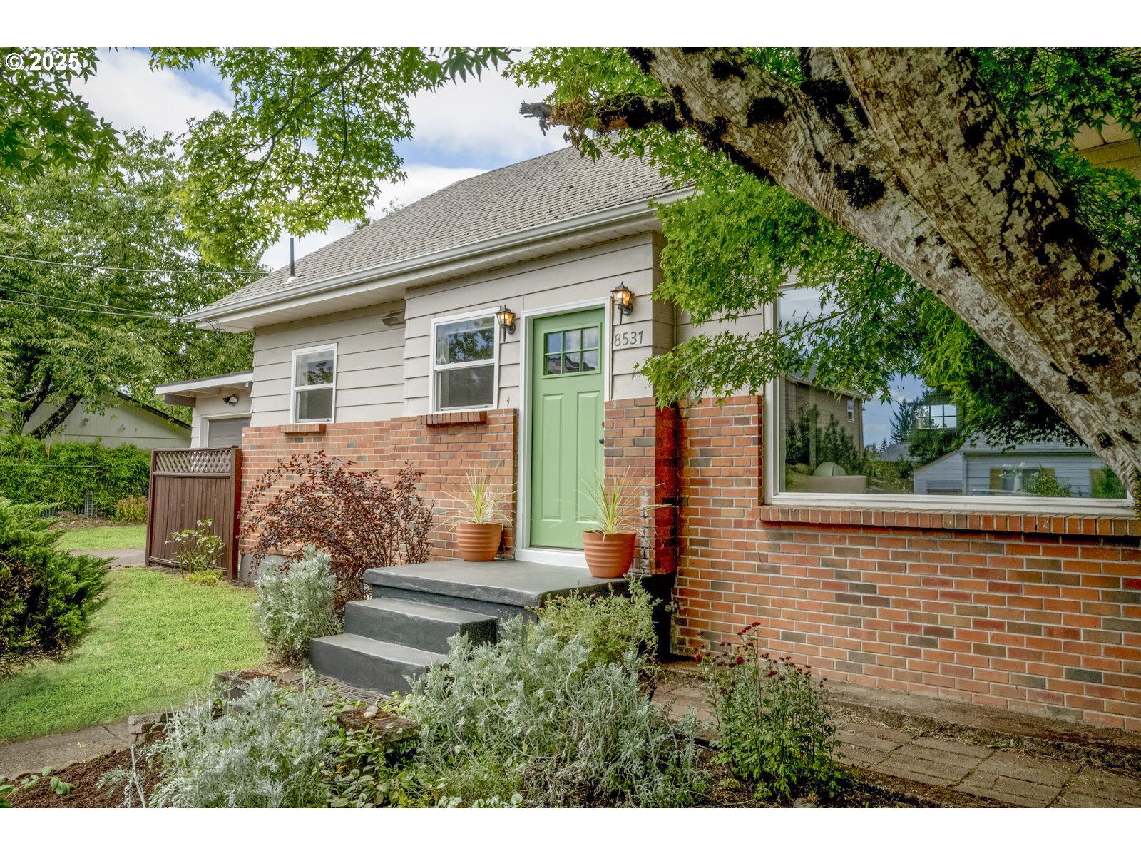 Property Photo:  8531 SE Glenwood St NE  OR 97266 