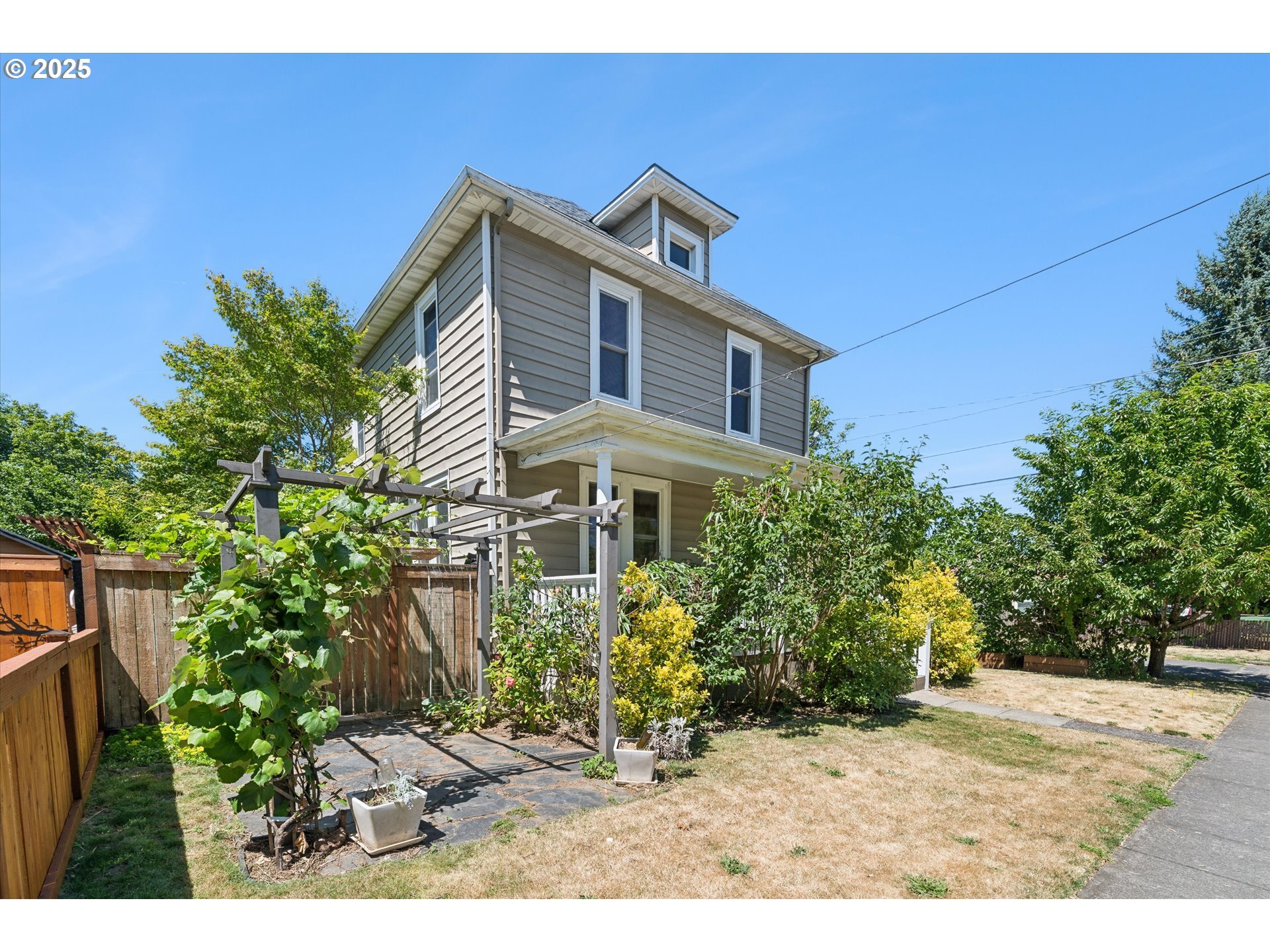 Property Photo: 7235 N Oatman Ave OR 97217