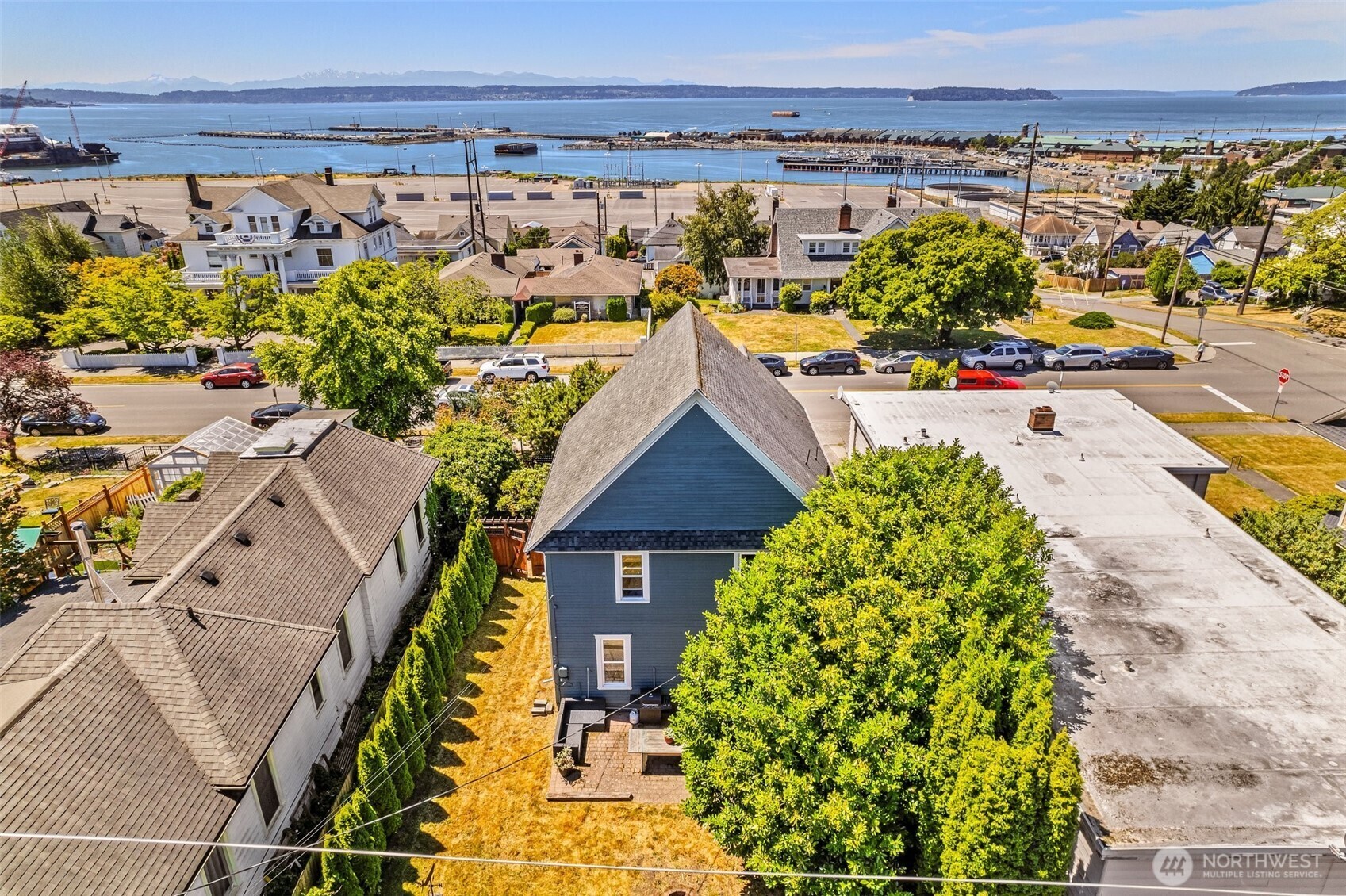 Property Photo:  2309  Rucker Avenue  WA 98201 