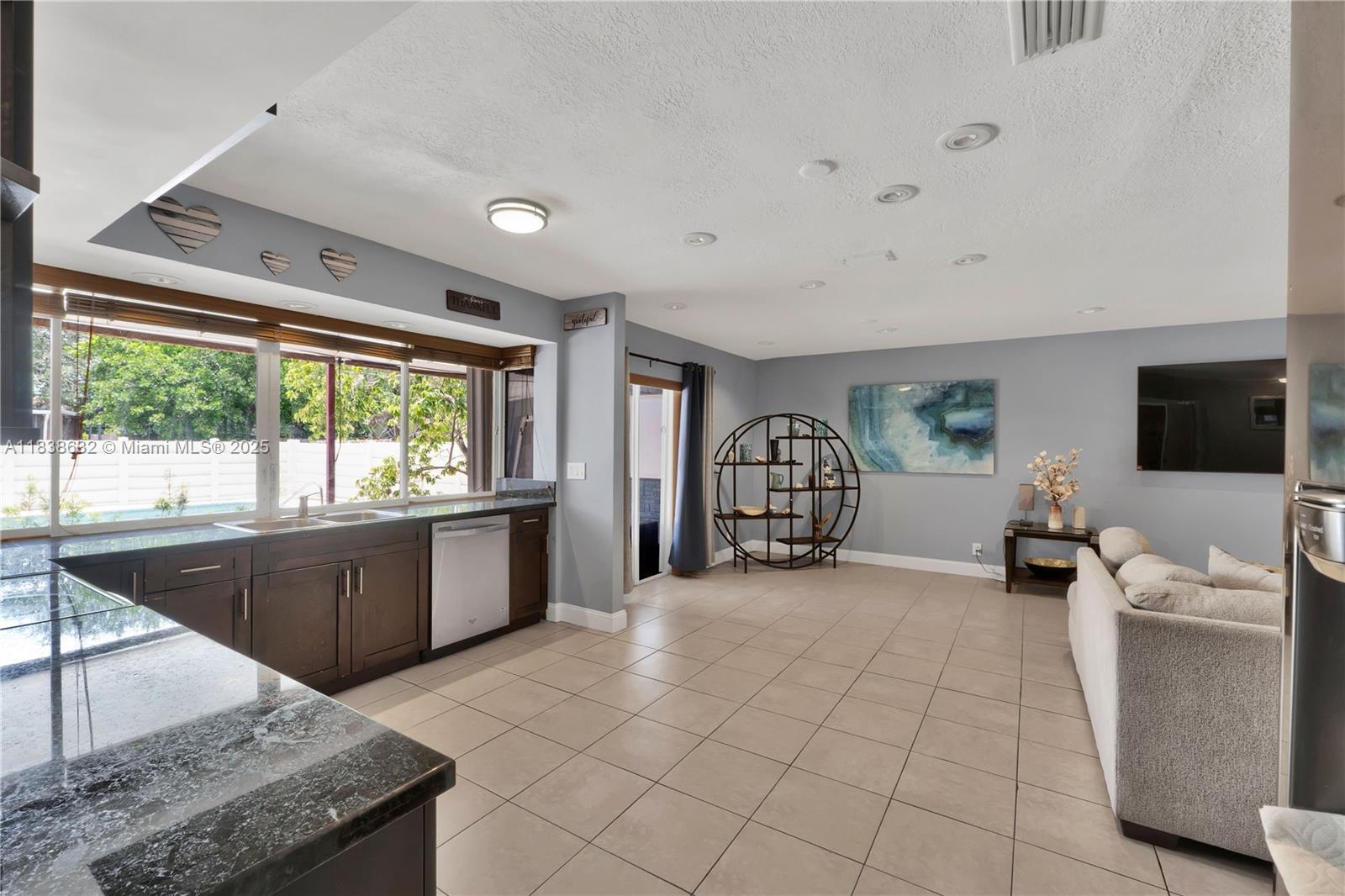 Property Photo: 1730 N 55th Ave FL 33021