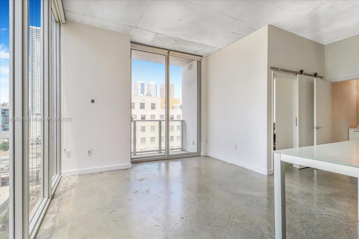 Property Photo: 151 SE 1st St 1011 FL 33131