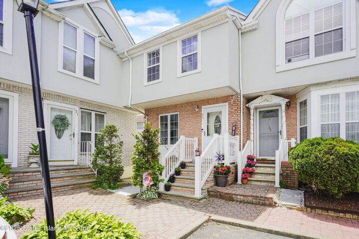 Property Photo:  33 Brad Lane  NY 10314 