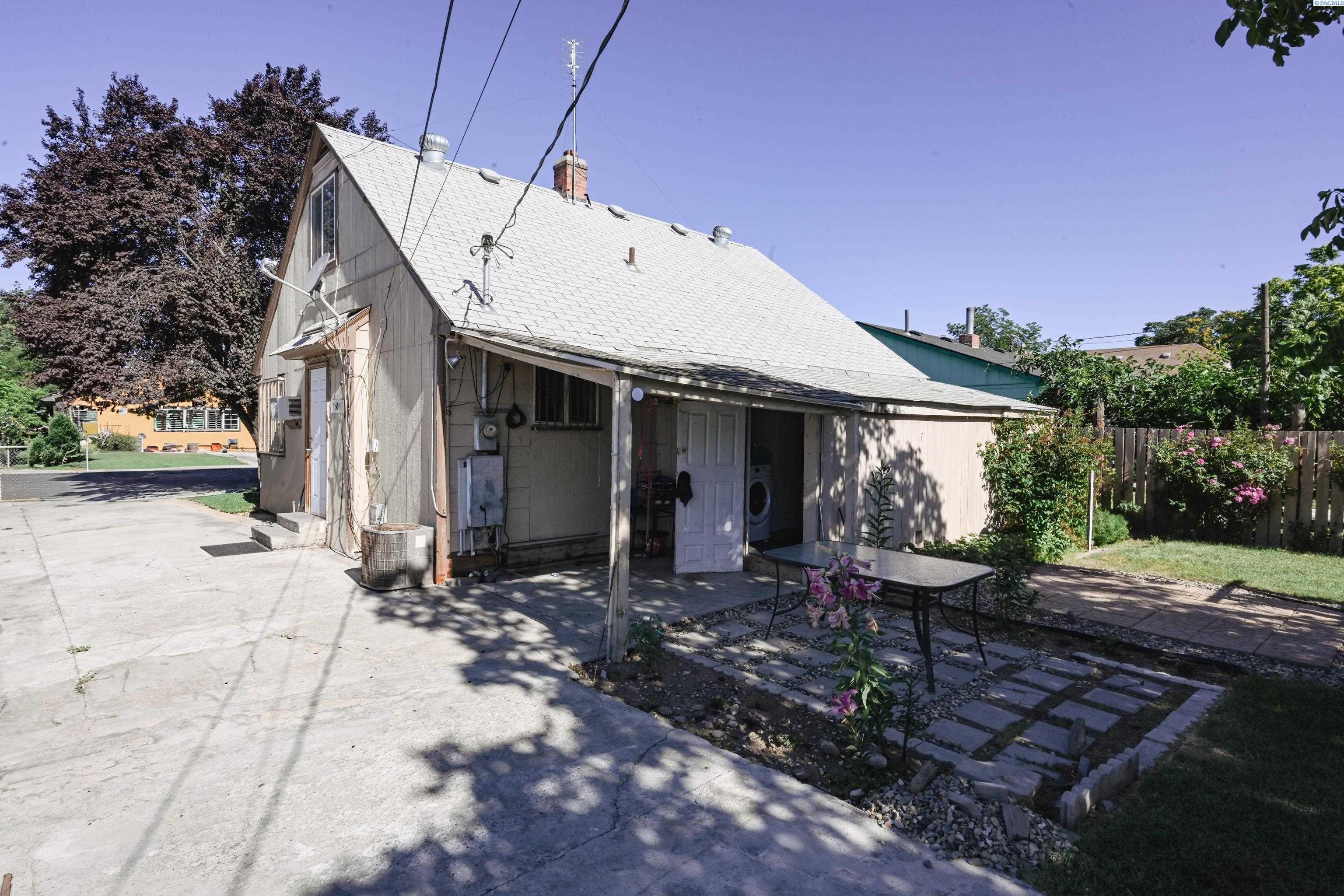 Property Photo: 712 S 10th St WA 98944