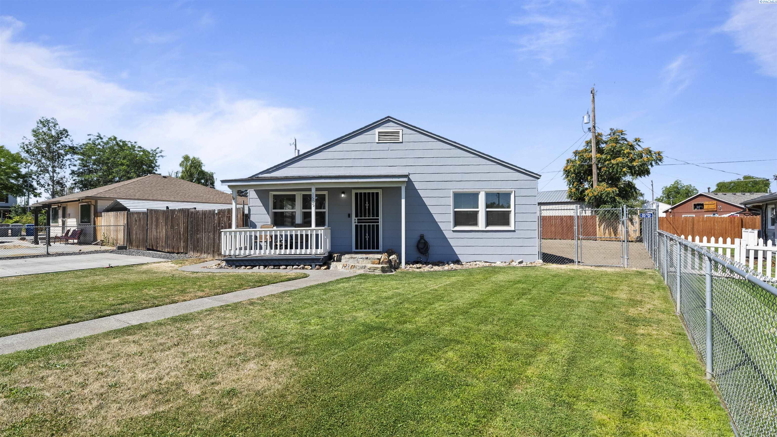 Property Photo:  1605 Thayer Dr  WA 99354 
