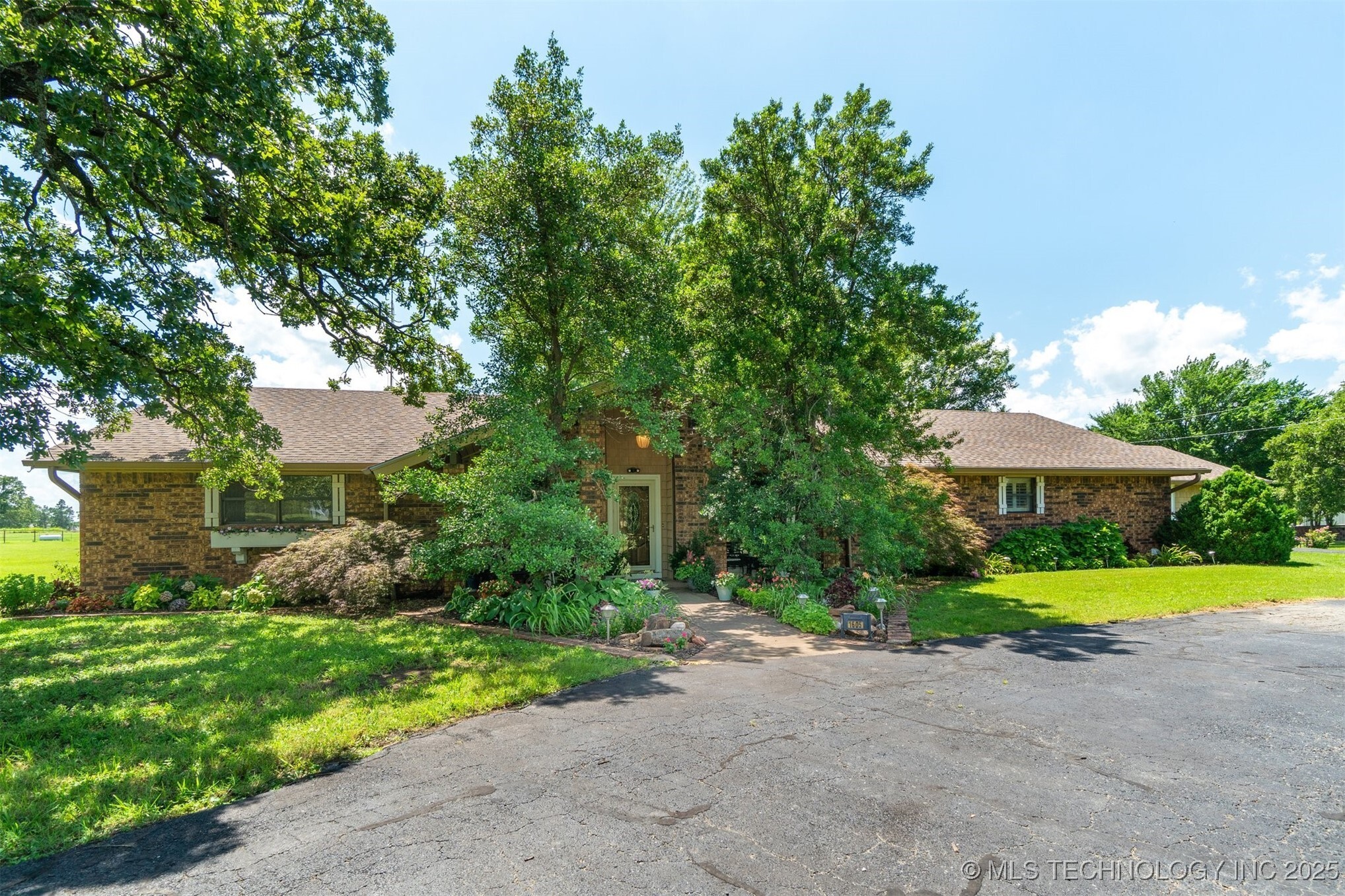 Property Photo:  1605 N Skinner Avenue  OK 74030 