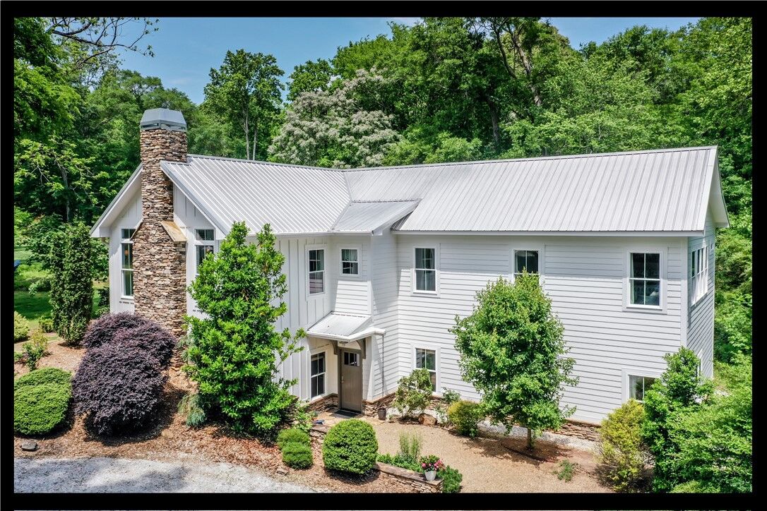 Property Photo: 224 Edgewood Drive SC 29678