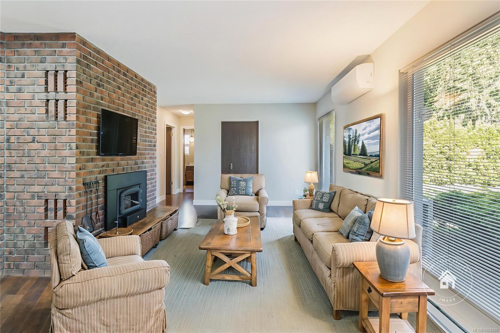 Property Photo:  572 Morison Ave  BC V9P 1H4 