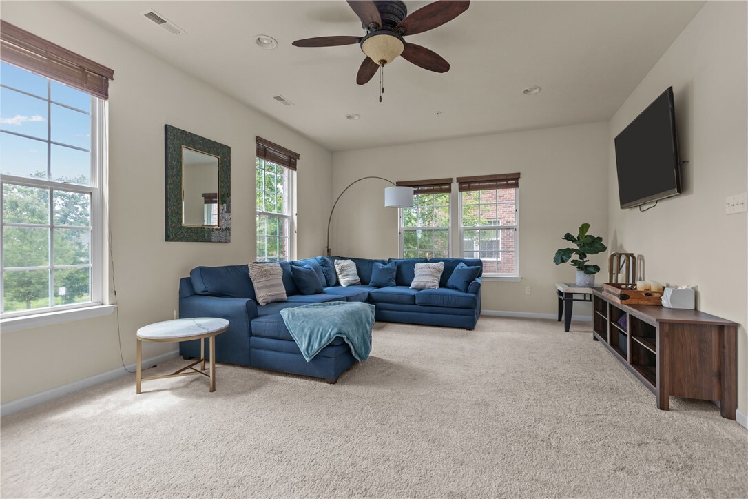 Property Photo:  609 Edison Dr  PA 15090 