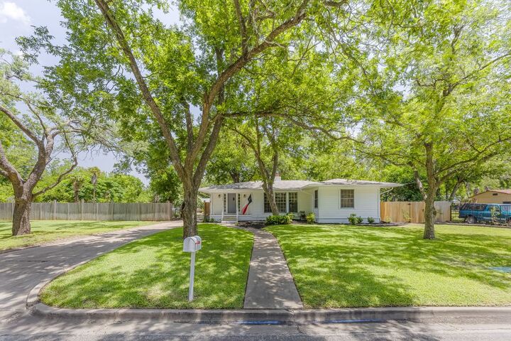 Property Photo: 1506 Grace Street TX 76574
