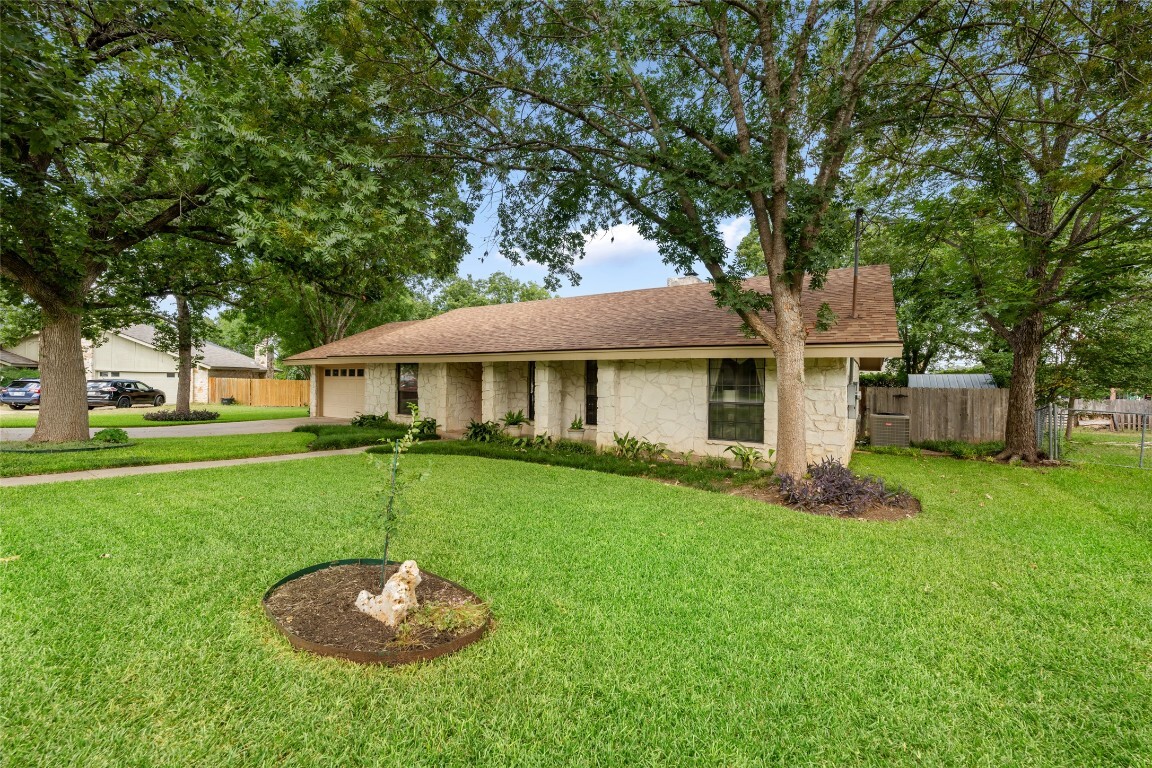 Property Photo: 111 Spanish Oak Circle TX 78628