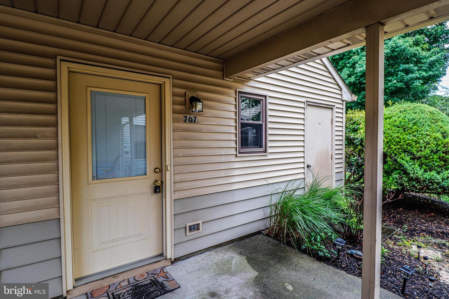 Property Photo:  707 Ivy Court  NJ 08527 
