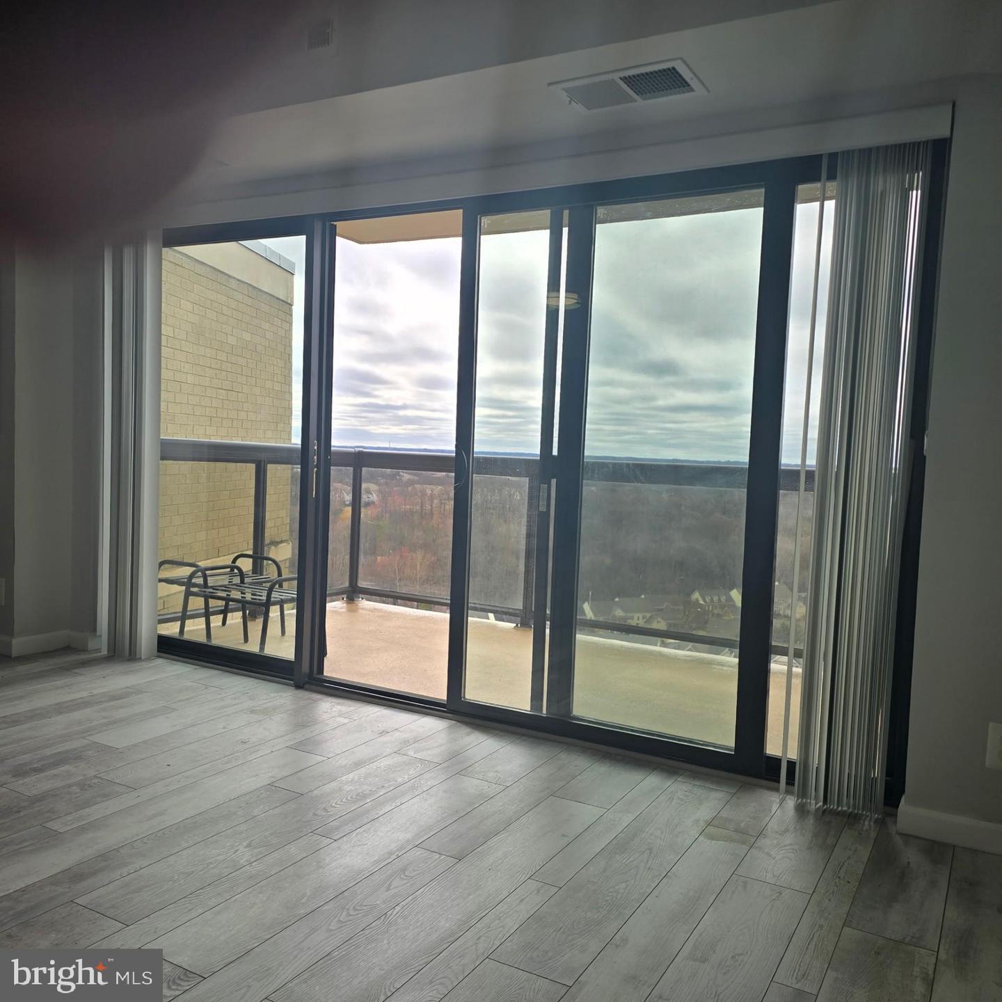 Property Photo:  307 Yoakum Parkway 1816  VA 22304 