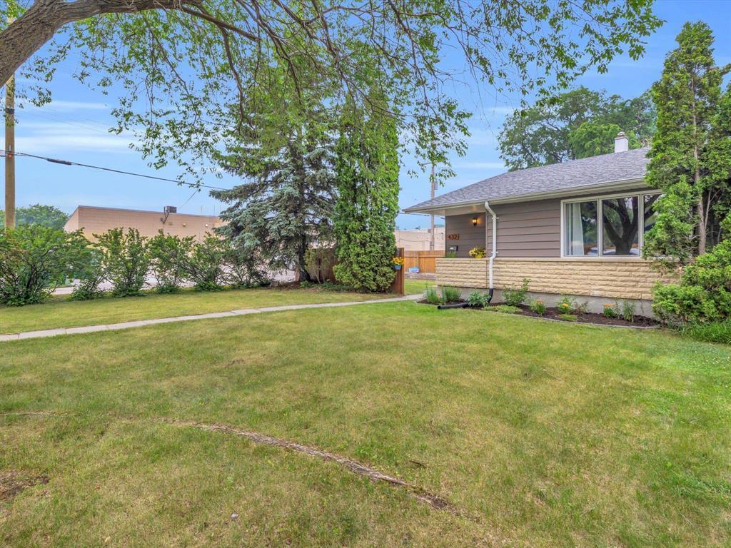 Property Photo: 432 Hillary Crescent MB R2Y 0Y7