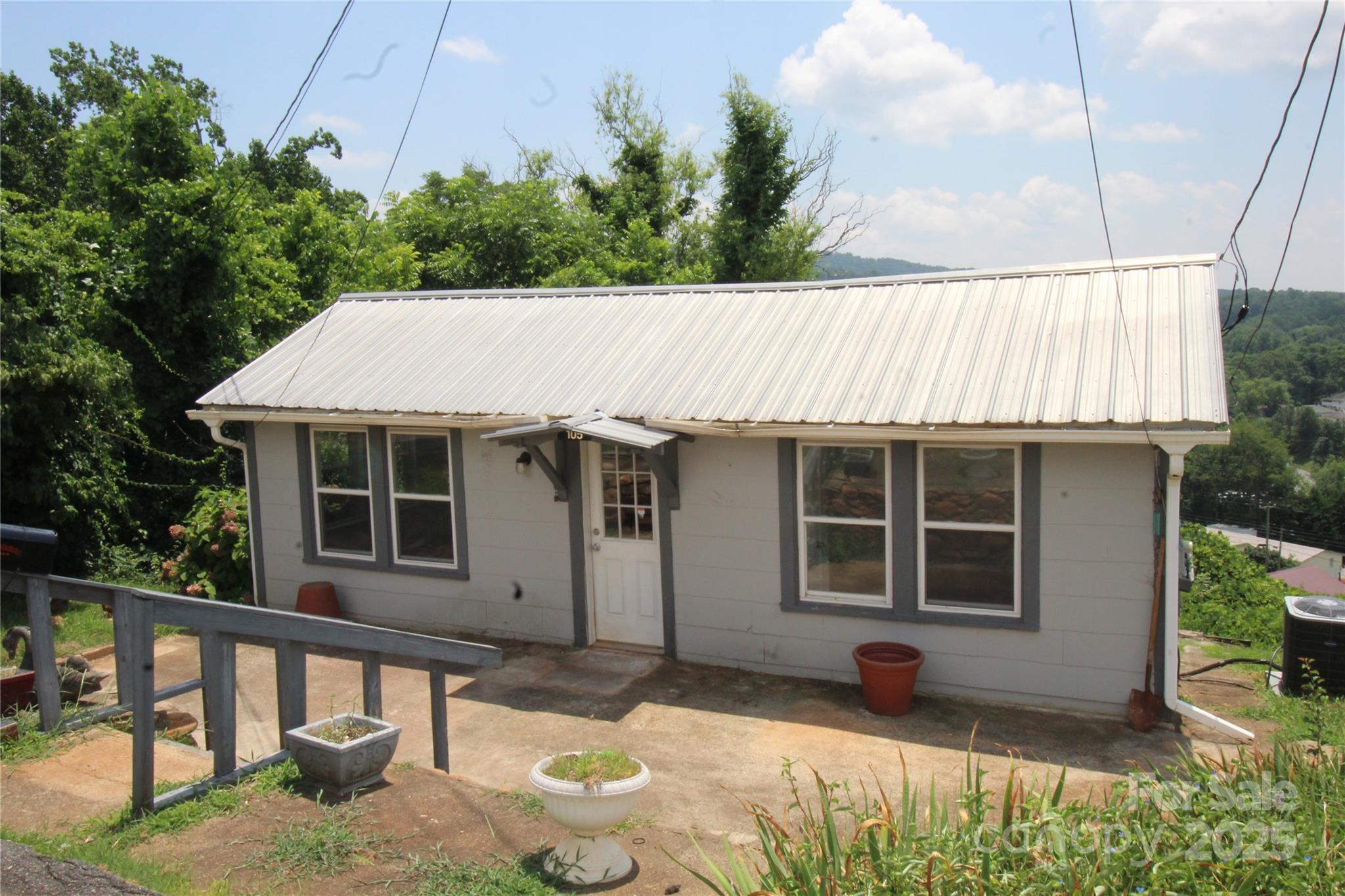 Property Photo: 105 Summit Street NC 28752