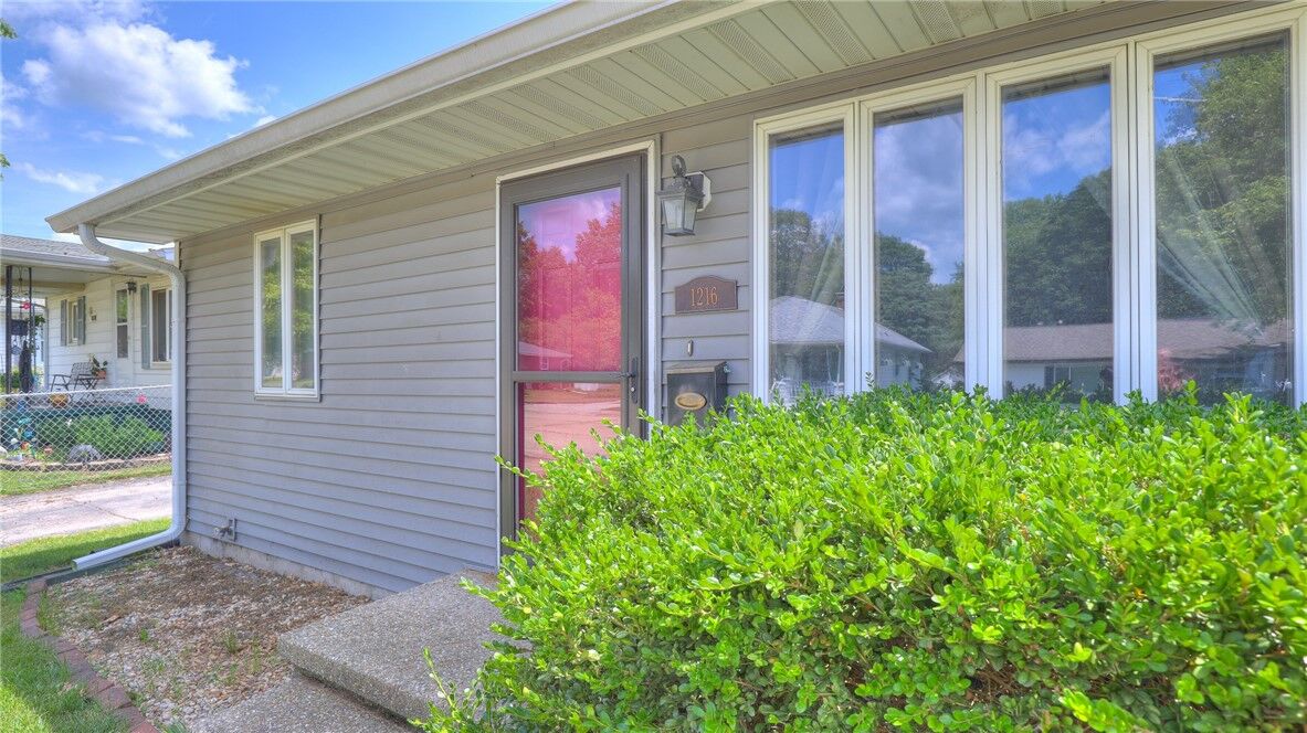 Property Photo:  1216 W Prairie Street  IL 62568 