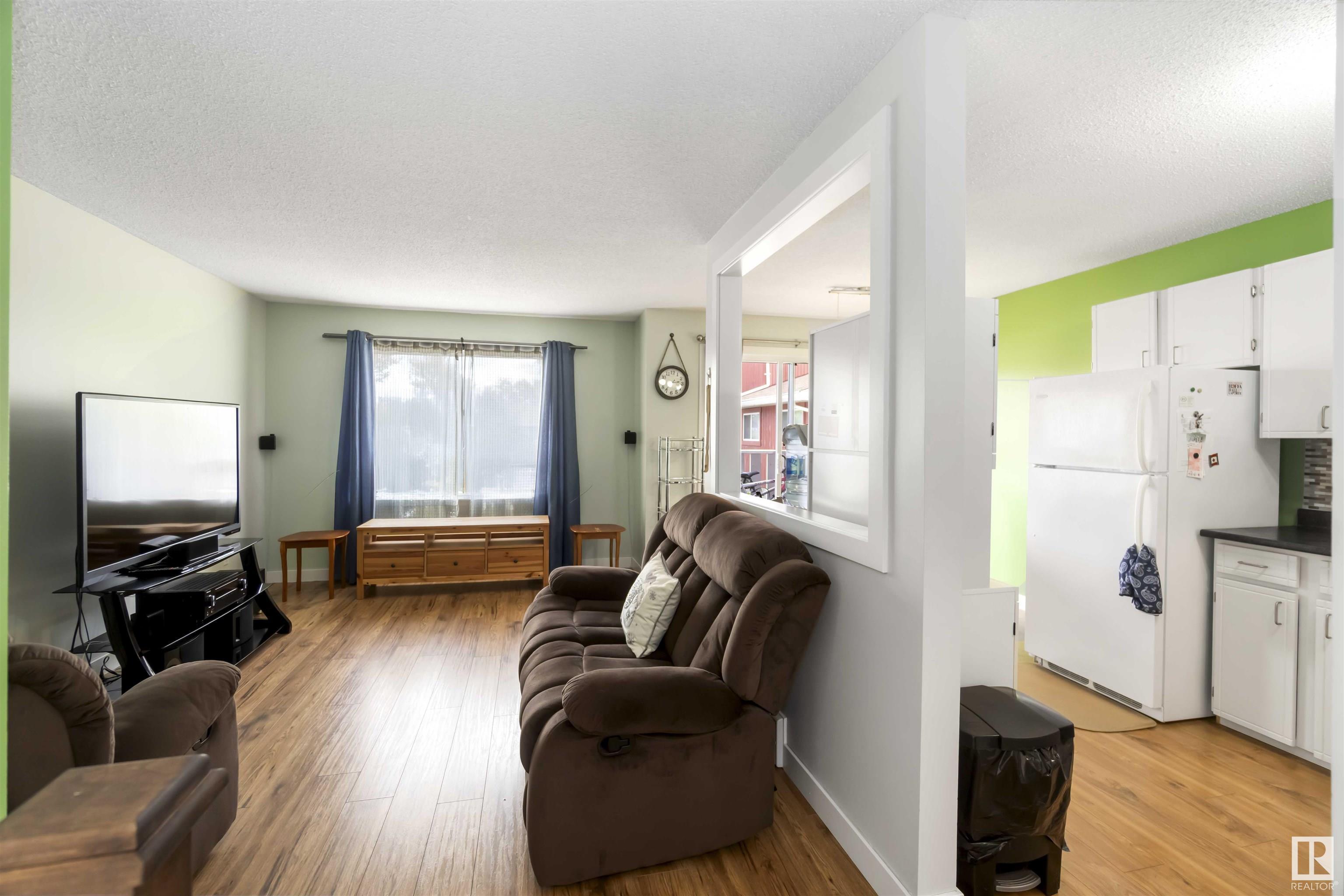 Photo de la propriété:  10642 Beaumaris Road NW  AB T5X 3N4 