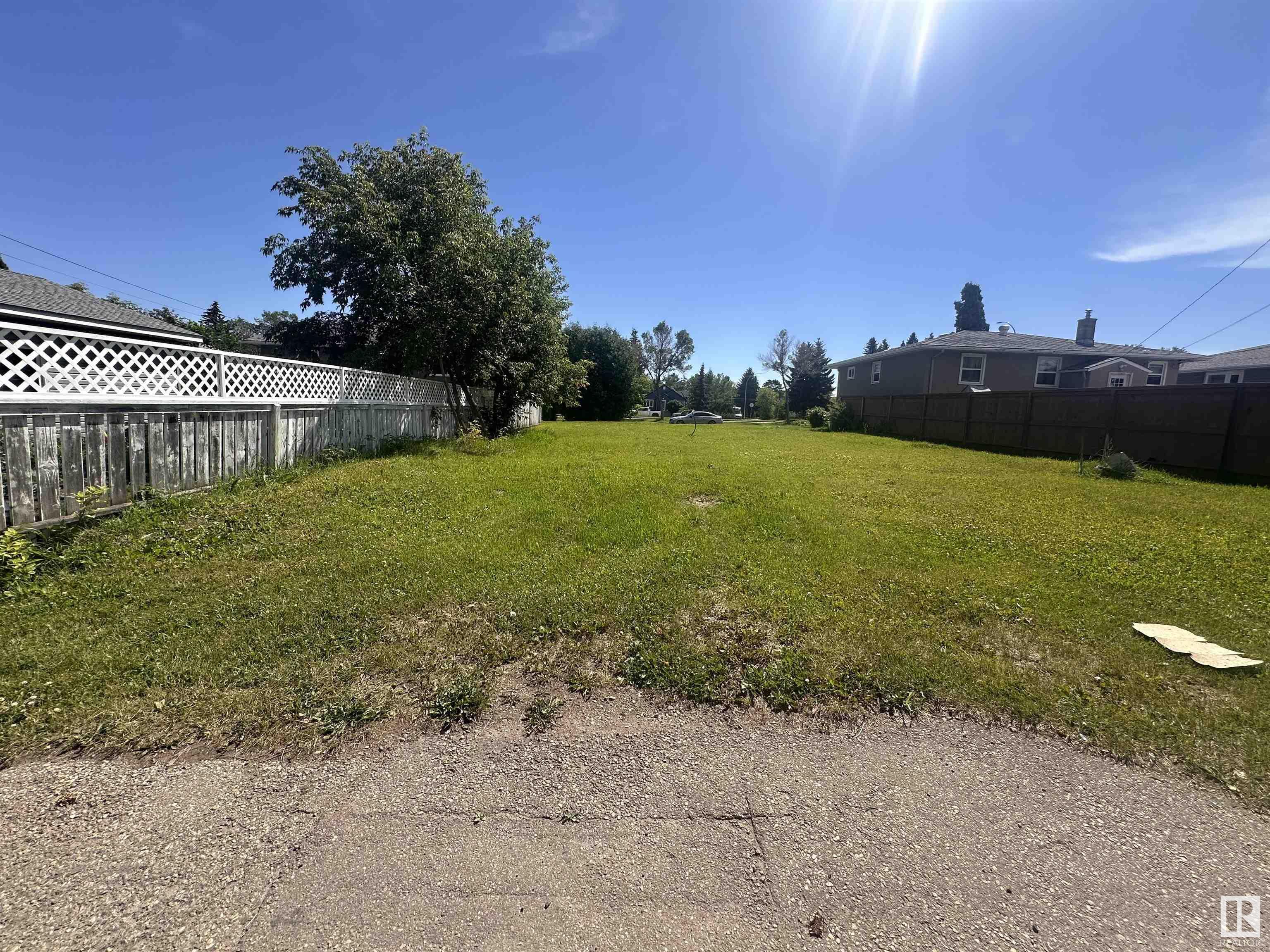 Photo de la propriété:  11618 & 11620 111 Avenue NW  AB T5G 0E1 